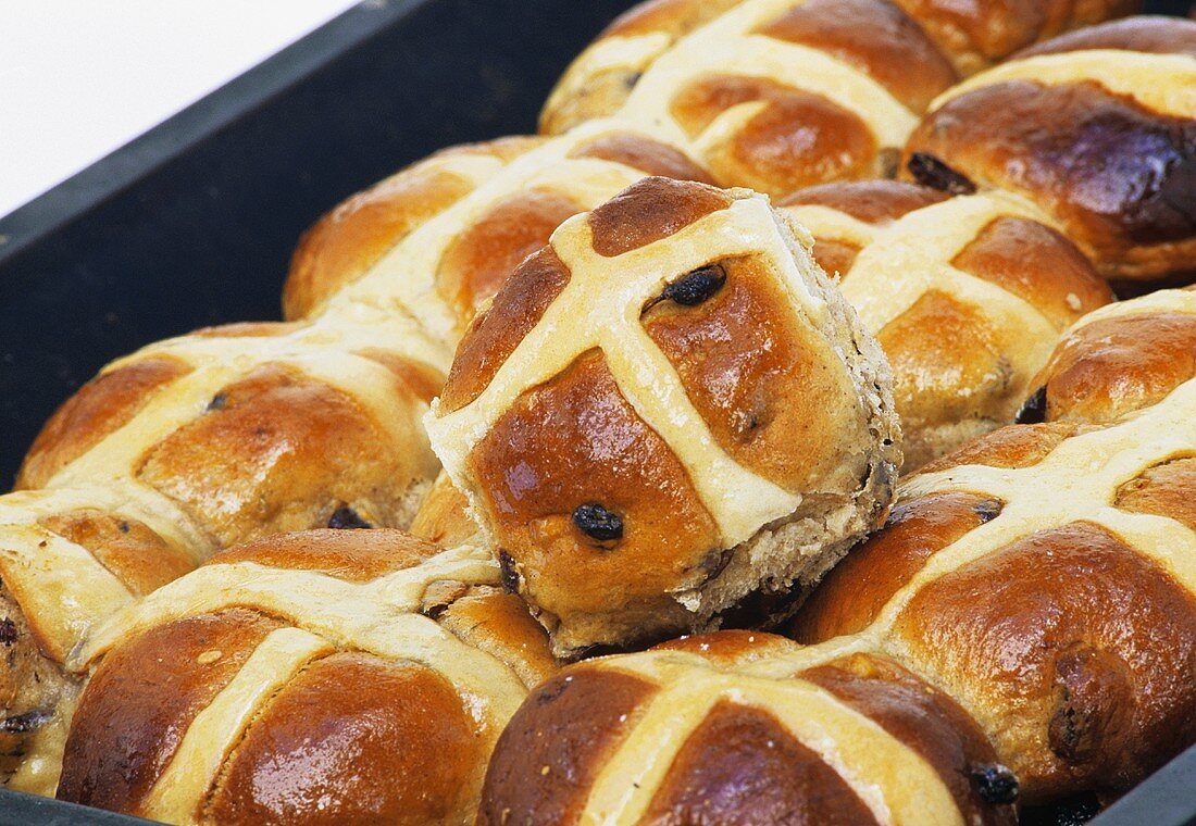 Hot Cross Buns in einer Backform (Ostergebäck, England)