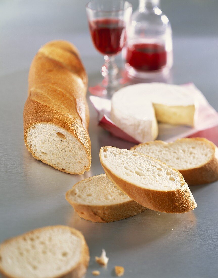 Camembert mit Baguette und Rotwein