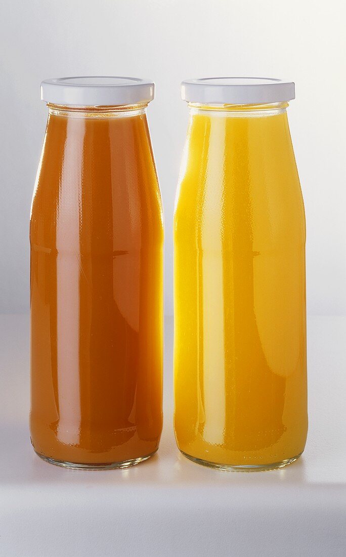 Zwei Flaschen Fruchtsäfte