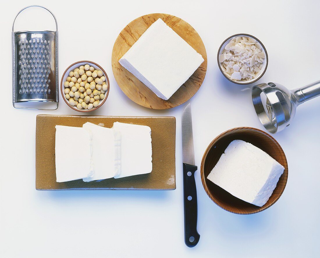 Tofu, Smoothie und verschiedene Küchengeräte