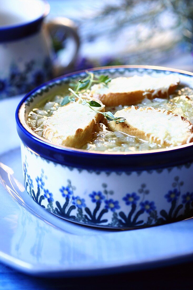 Zwiebelsuppe mit Weißbrot