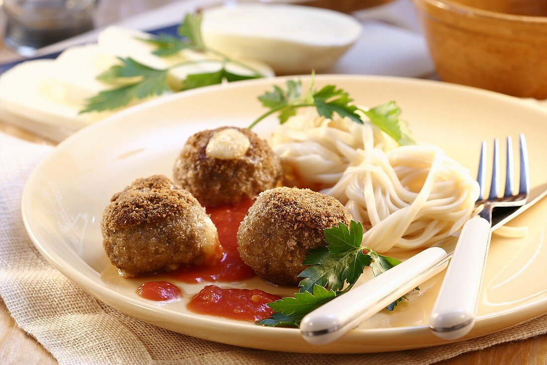 Hackbällchen mit Tomatensauce und Makkaroni