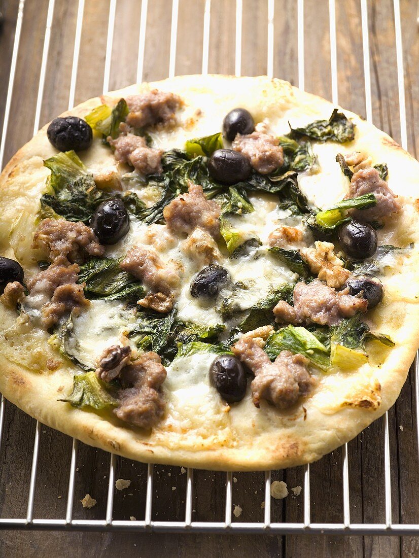 Pizza with mince, olives, spinach and cheese