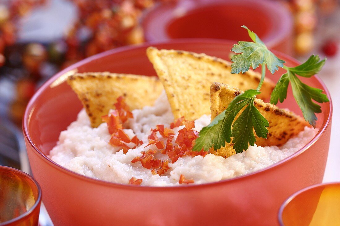 Kichererbsendip mit Tortillachips