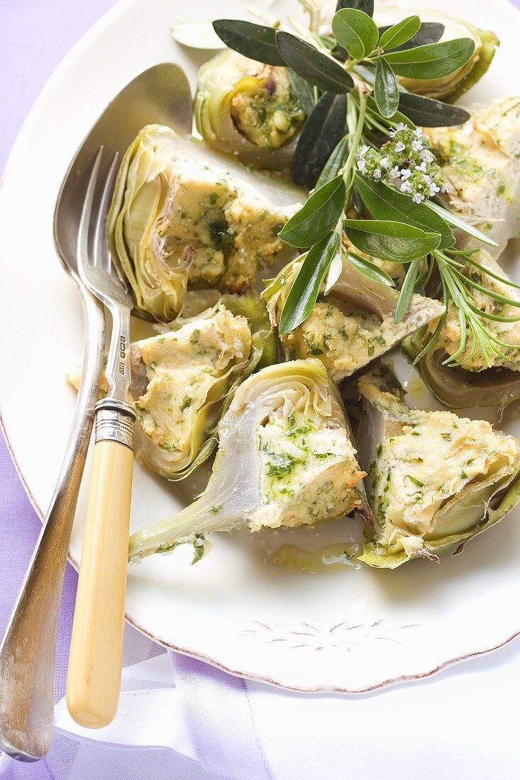 Artichokes with cheese and herb gratin topping