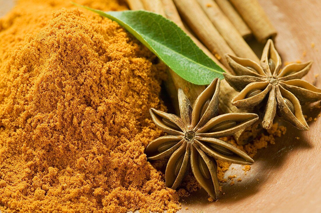 Curry powder, star anise and cinnamon sticks