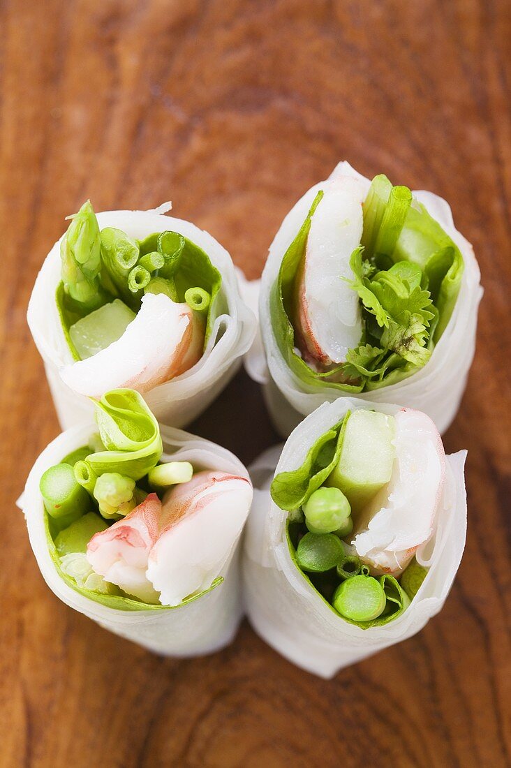 Vietnamese spring rolls with asparagus and shrimps