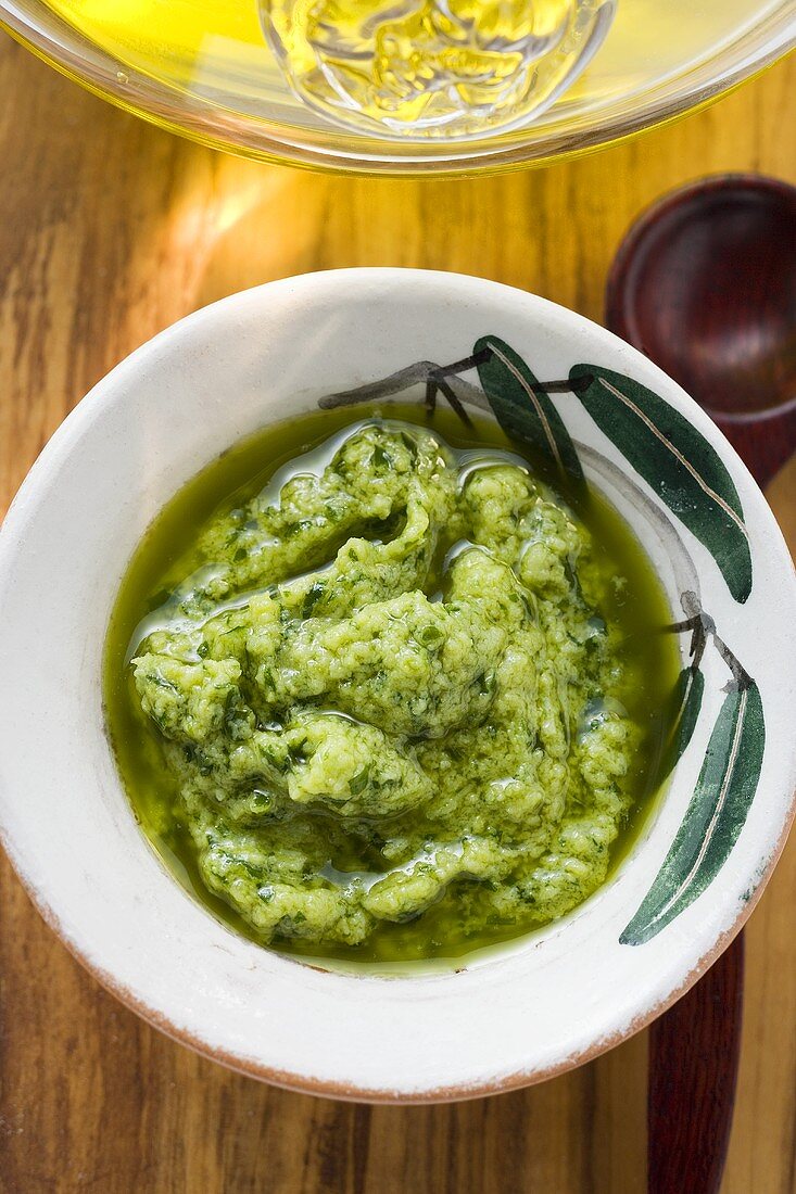 Pesto im Schälchen und Olivenöl