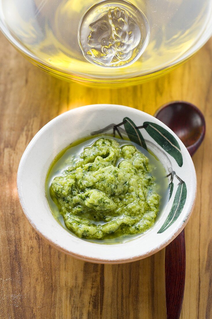 Pesto im Schälchen und Olivenöl