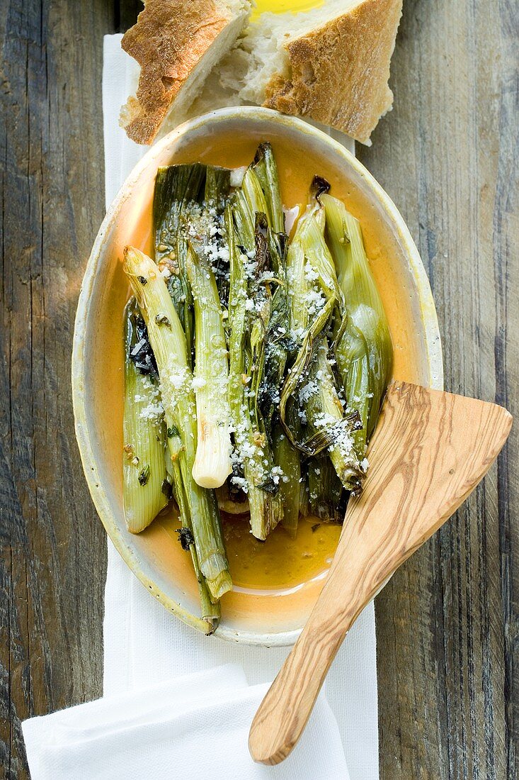 Leeks with grated cheese, white bread