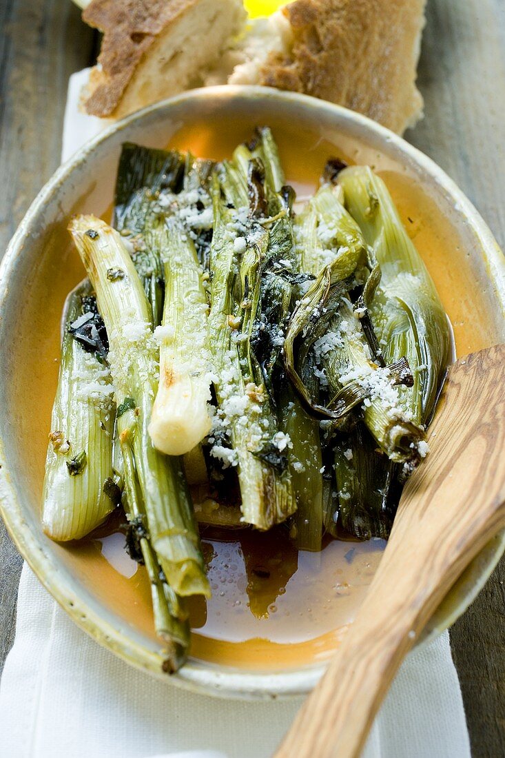 Leeks with grated cheese, white bread