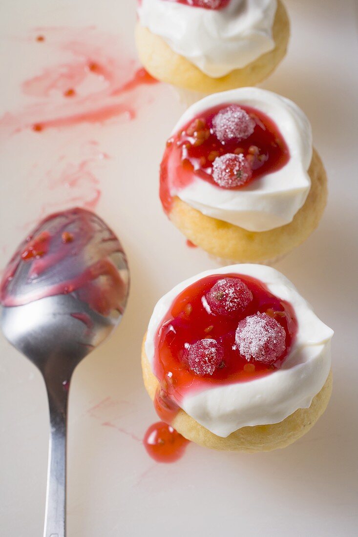 Muffins with cream and redcurrants