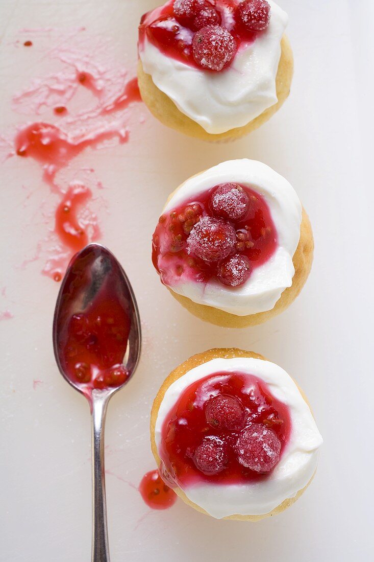 Muffins mit Sahne und roten Johannisbeeren