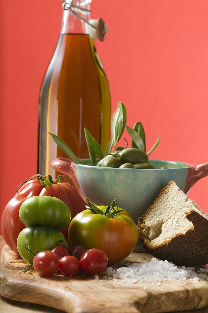 Frische Tomaten, Oliven, Brot, Salz und Olivenöl