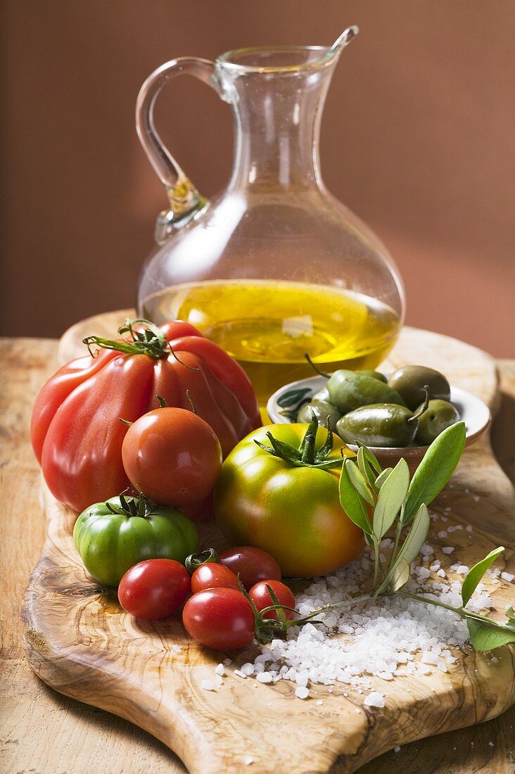 Frische Tomaten, Oliven, Salz und Olivenöl