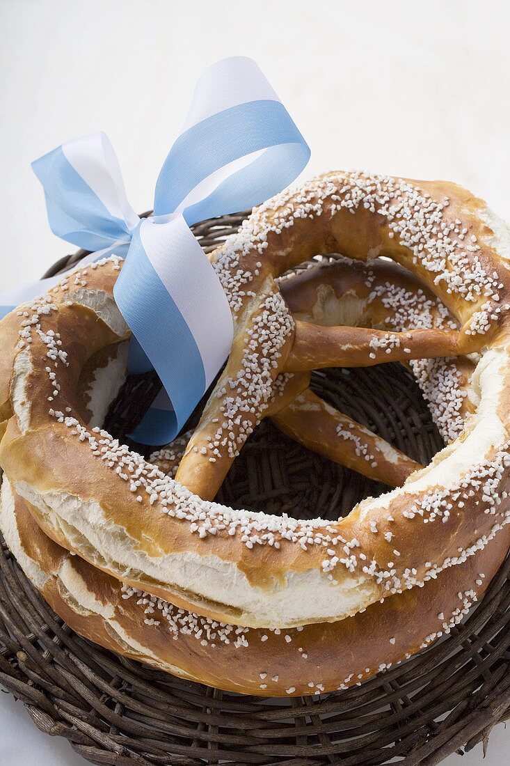 Zwei Salzbrezeln mit blau-weisser Schleife