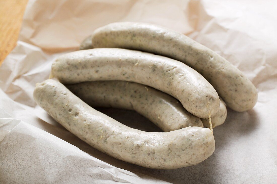 Frische Weisswürste auf Papier