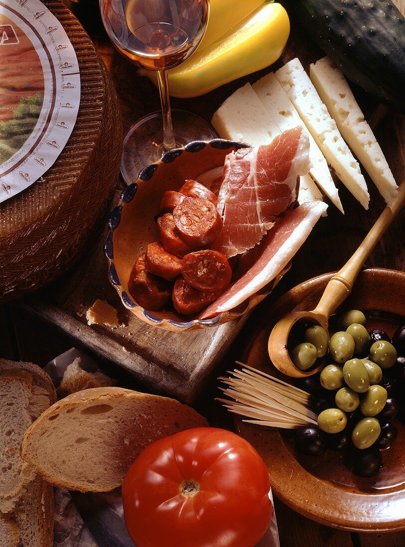 Tapas; spanische Vorspeisen; Oliven; Käse; Wurst