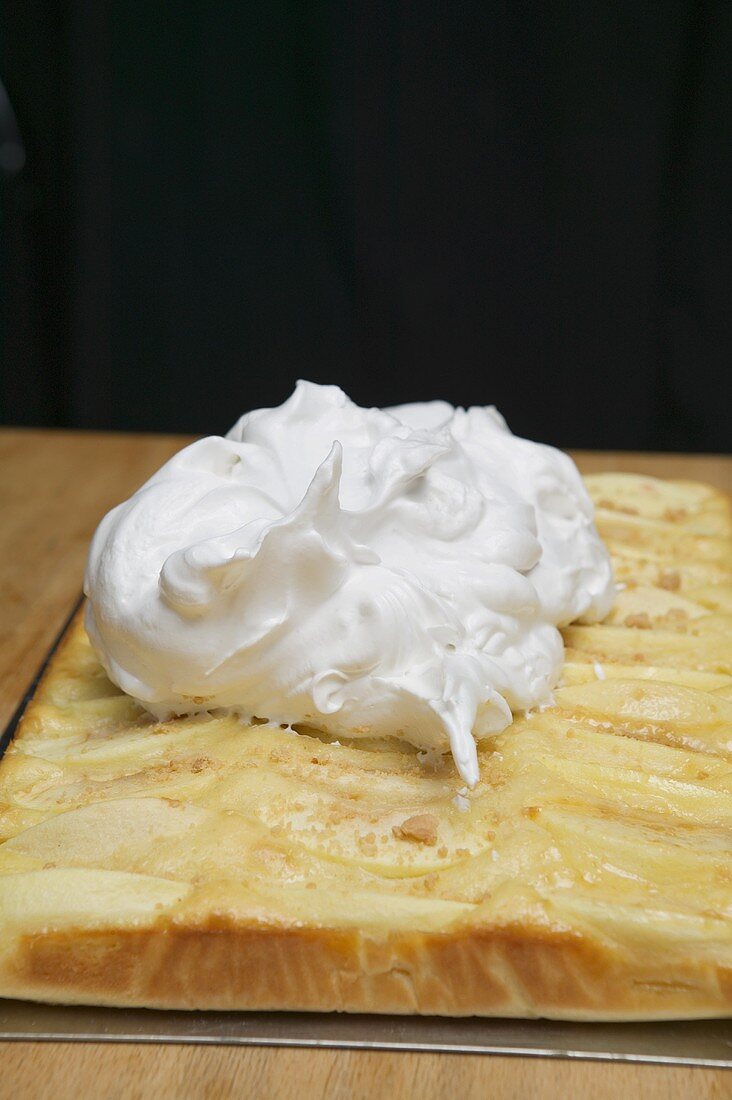 Apple cake with meringue