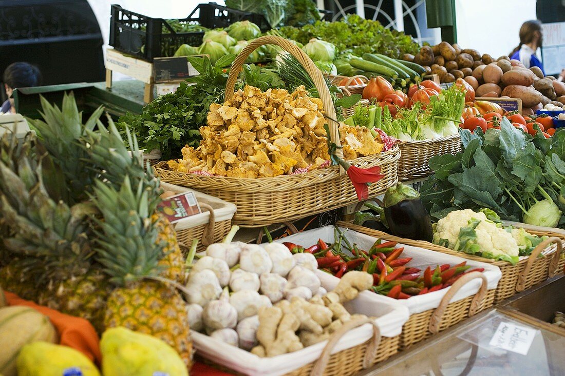Marktstand mit Früchten, Gemüse, Pilzen und Kräutern