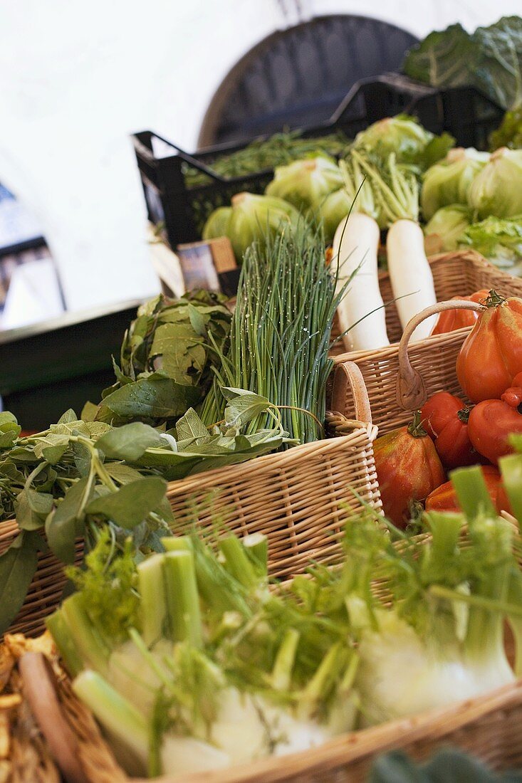 Gemüse und Kräuter in Körben auf dem Markt