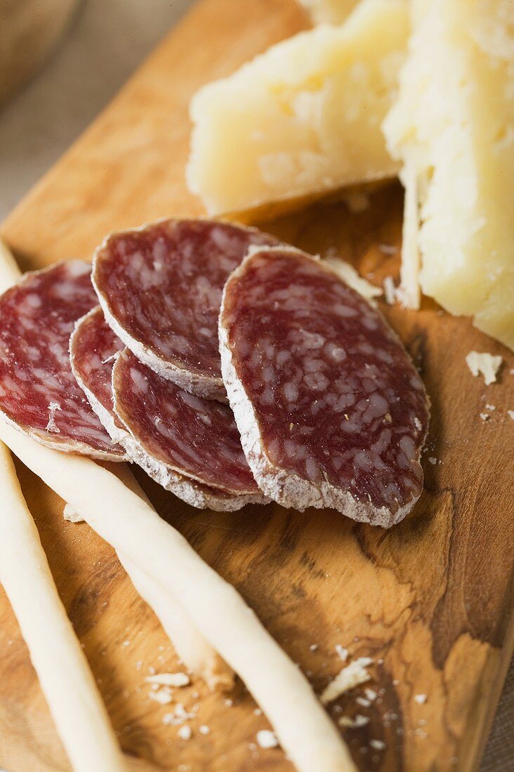 Grissini, salami and Parmesan (close-up)