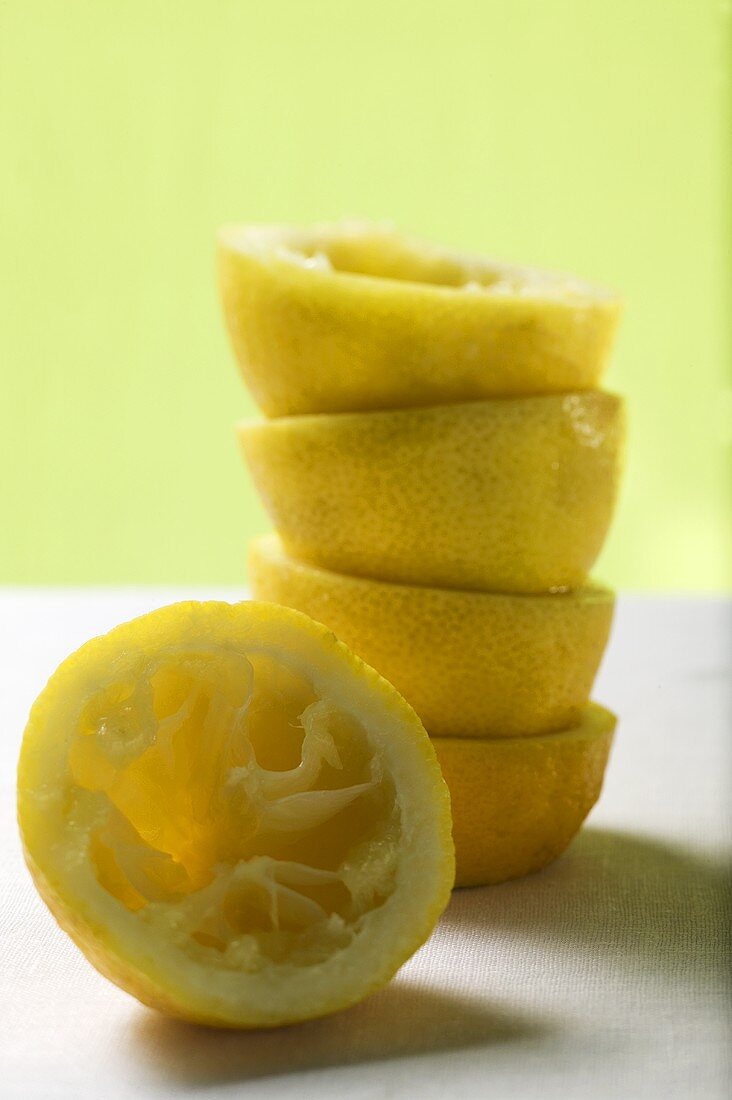 Ausgepresste Zitronen, gestapelt