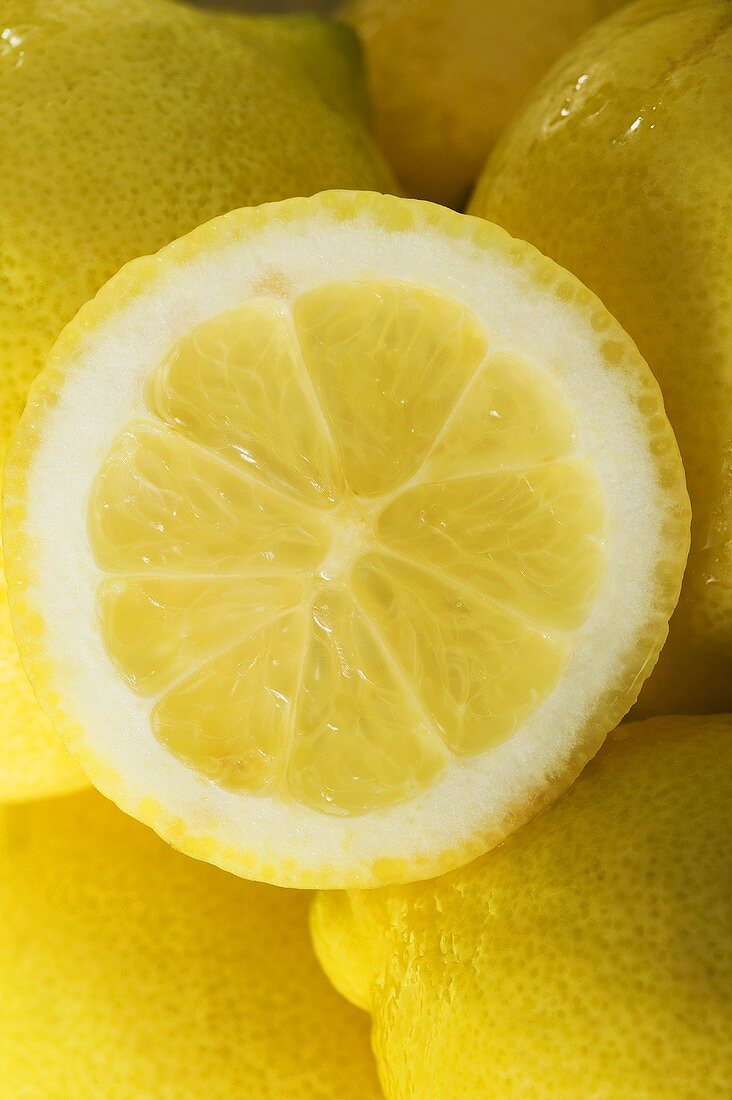 Zitronenhälfte auf ganzen Zitronen (Nahaufnahme)