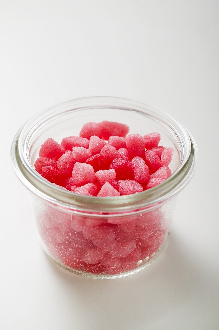Kleine rosa Zuckerbonbons im Glas