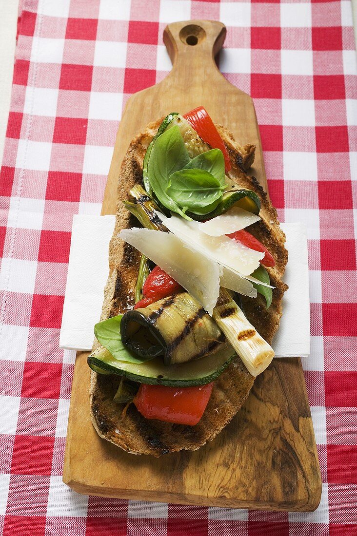 Crostini mit gegrilltem Gemüse, Parmesan und Basilikum