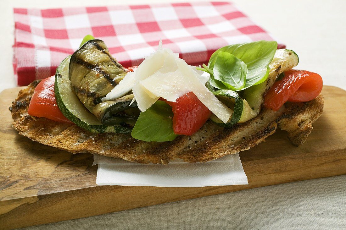 Crostini mit gegrilltem Gemüse, Parmesan und Basilikum