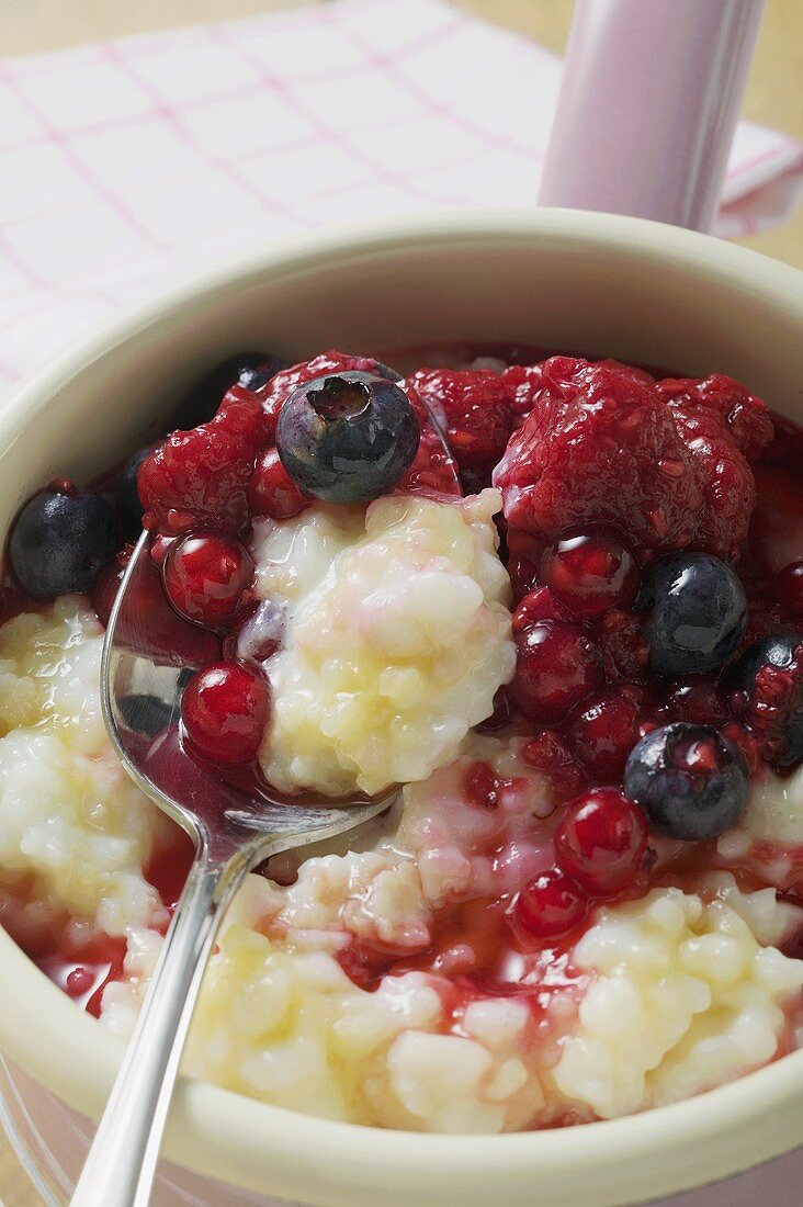 Milchreis mit Beeren (Nahaufnahme)