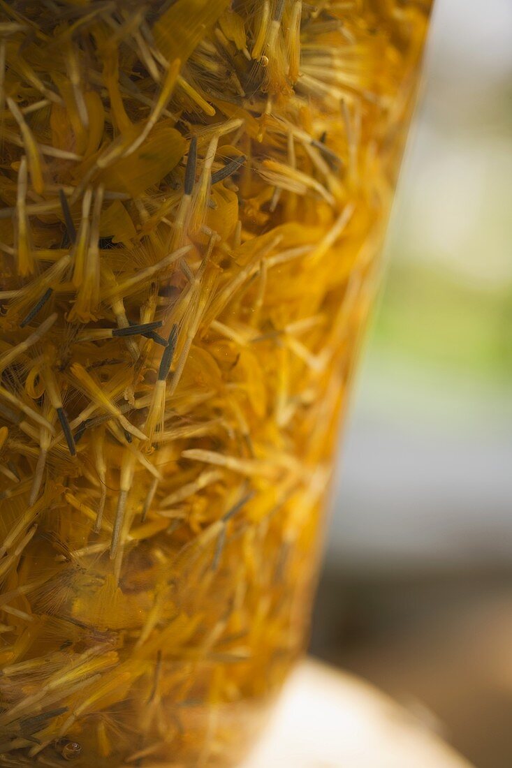 Blütenblätter von Ringelblumen im Glas (Ausschnitt)