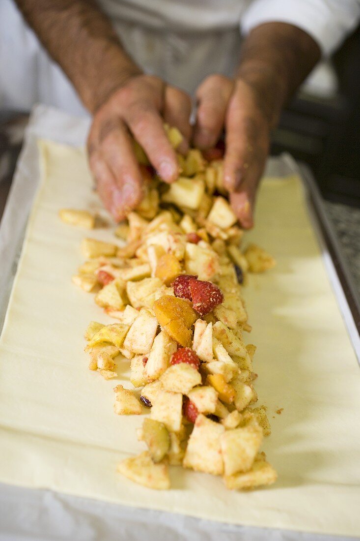 Obststrudel zubereiten: Füllung auf Strudelteig verteilen