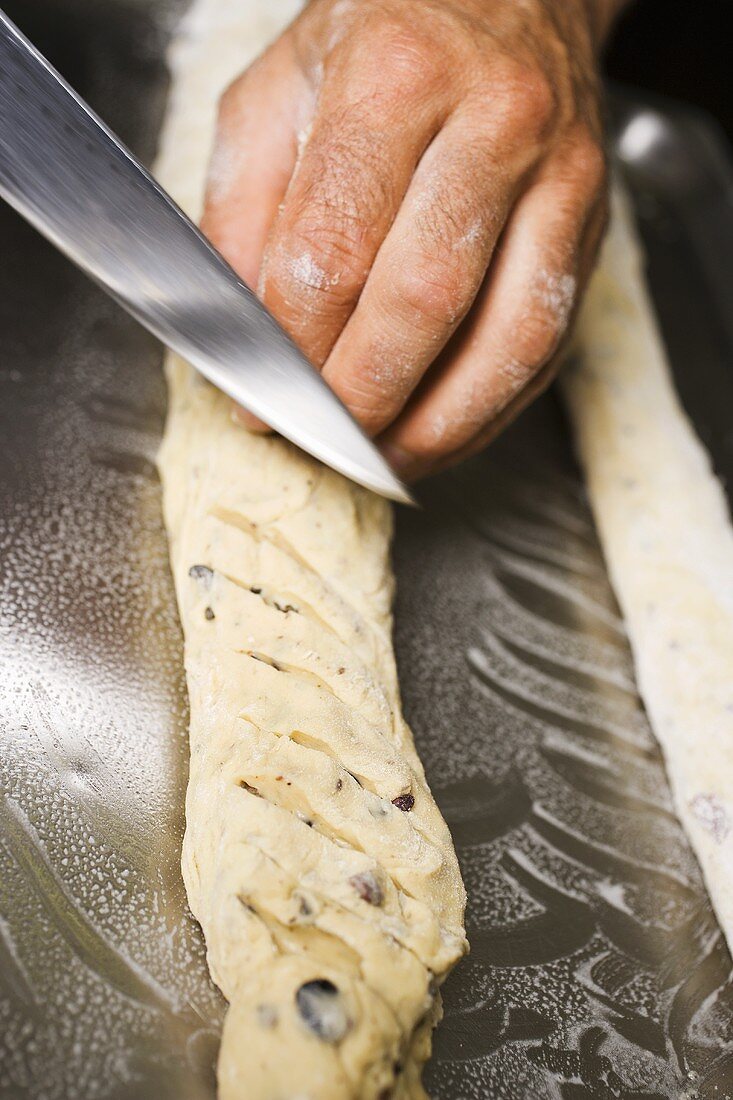 Olivenbrot zubereiten (mit Messer Rillen schneiden)