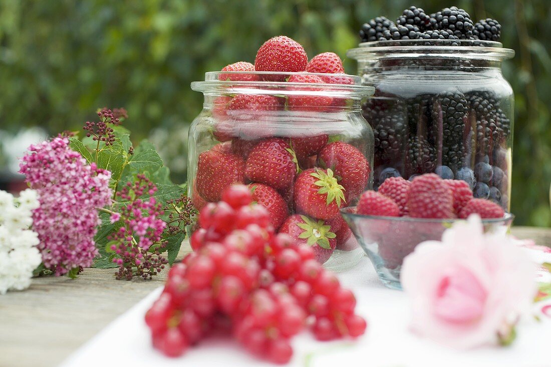 Frische Beeren auf Tisch im Freien