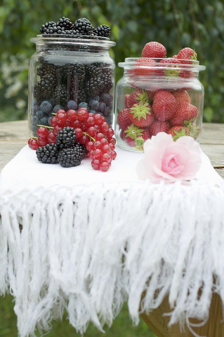 Frische Beeren auf Tisch im Freien