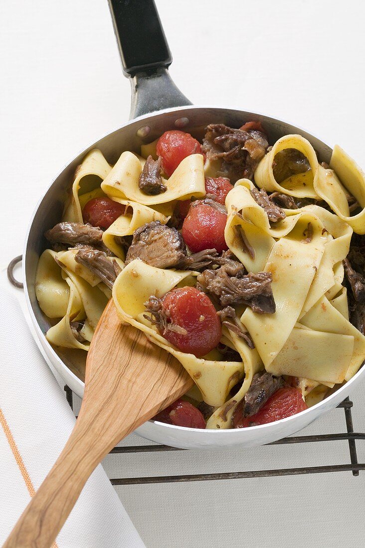 Pappardelle mit geschmortem Ochsenschwanz und Tomaten