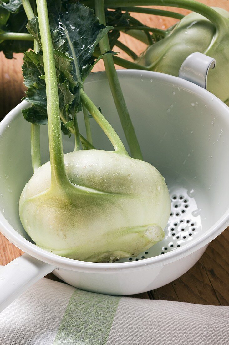 Kohlrabi mit Wassertropfen im Küchensieb