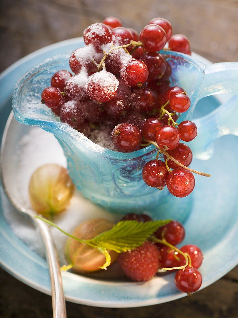 Rote Johannisbeeren im Glas, Zucker, Stachelbeeren, Himbeere