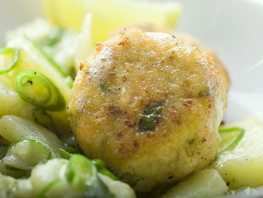 Fischfrikadelle mit Kartoffel-Lauch-Gemüse