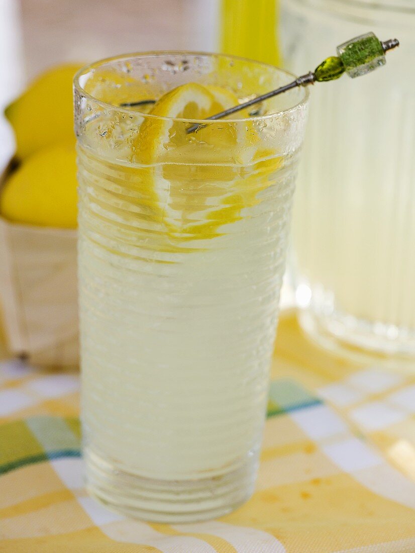 Zitronenlimonade im Glas und Krug