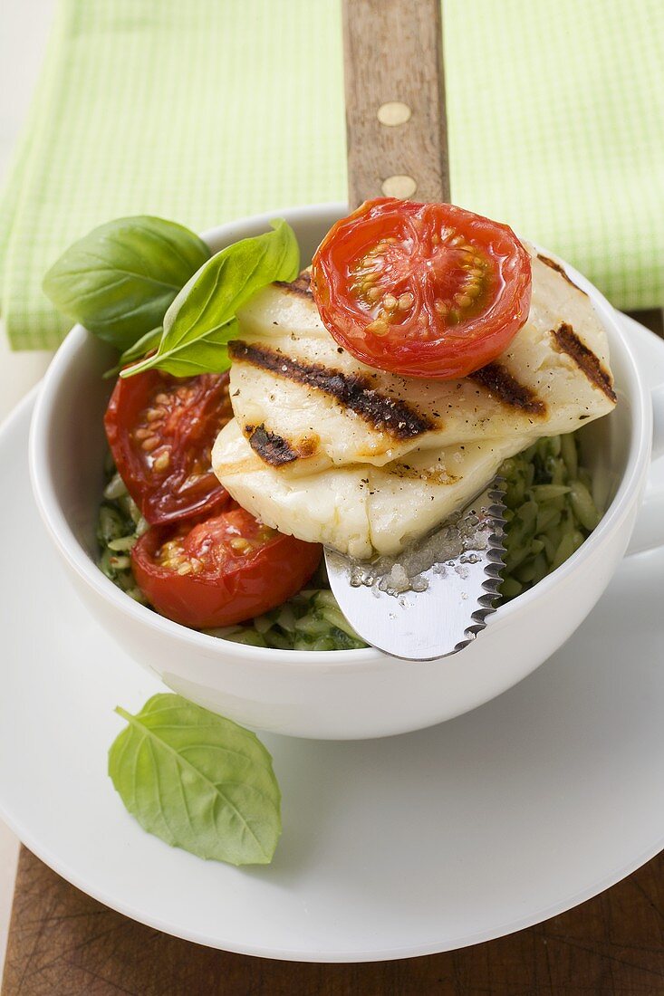 Gegrillter Halloumi mit Orzo, Basilikum und Tomaten