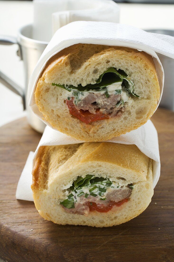 Sandwich-Rolls mit Schweinefleisch, Paprika, Frühlingszwiebel