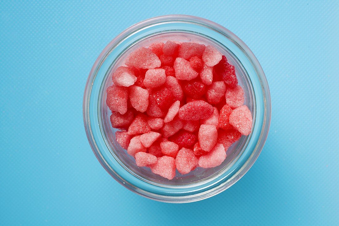 Kleine rosa Zuckerbonbons im Glas (Draufsicht)
