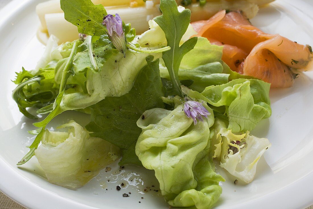 Blattsalat zu Spargel mit Räucherlachs