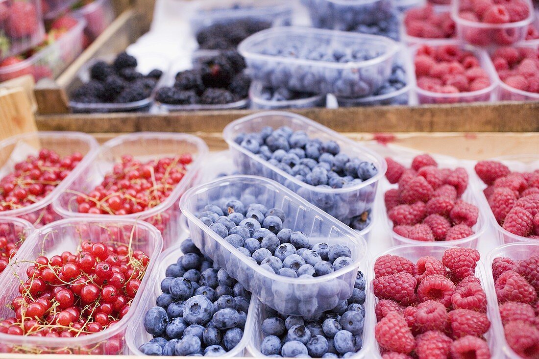 Verschiedene Beeren in Schalen auf dem Markt