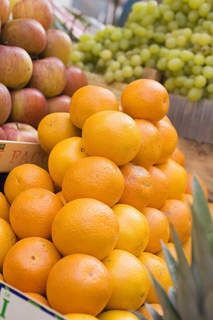 Orangen, Äpfel und Trauben auf dem Markt