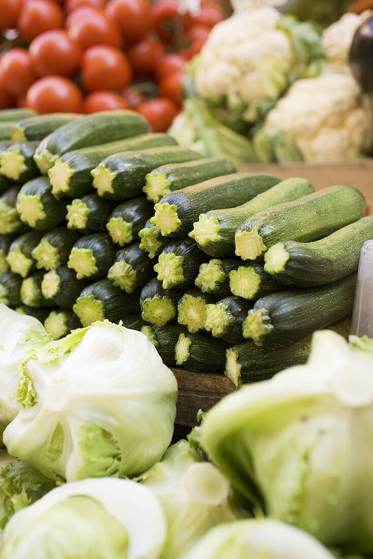 Zucchini, Salat, Blumenkohl und Tomaten auf dem Markt