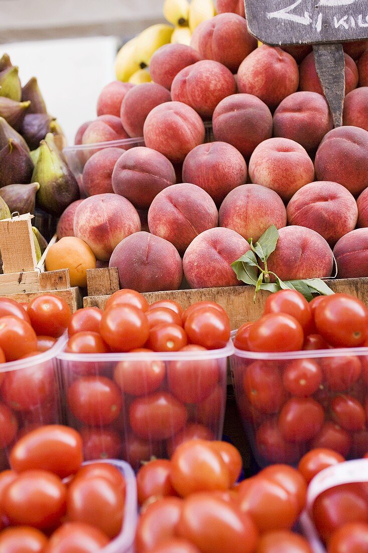 Tomaten und Pfirsiche auf dem Markt
